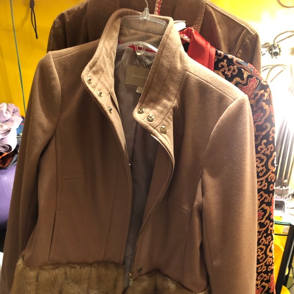 Selling this banana republic jacket. It’s a beautiful beige colour. Worn 2 x - Picture 3 of 4